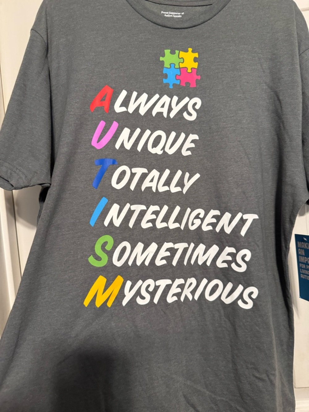 New Gray Short-Sleeve Tee with Colorful Puzzle Graphic size lg